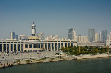 Mavi gökyüzü arka plan ile Tianjin tren istasyonu Cityscape. 