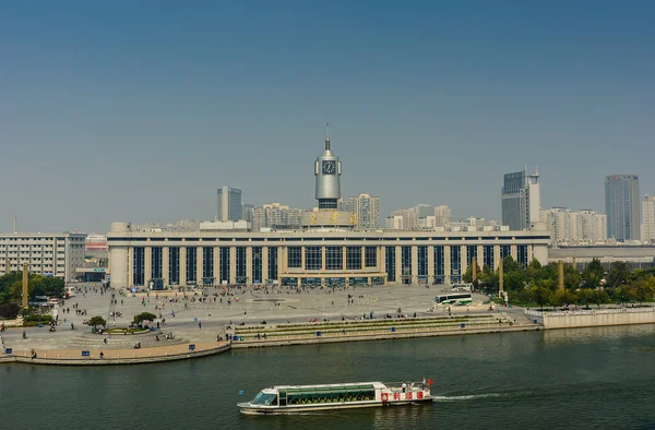 Paisaje urbano de la estación de tren de Tianjin con fondo de cielo azul a — Foto de Stock