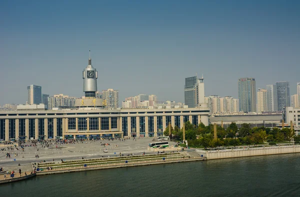 Paisaje urbano de la estación de tren de Tianjin con fondo de cielo azul . — Foto de Stock