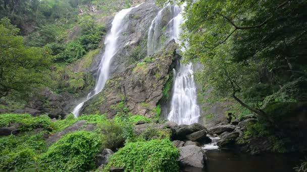 Khlong lan cascada, famosa atracción turística natural en la provincia de Kampang Phet, Tailandia . — Vídeo de stock