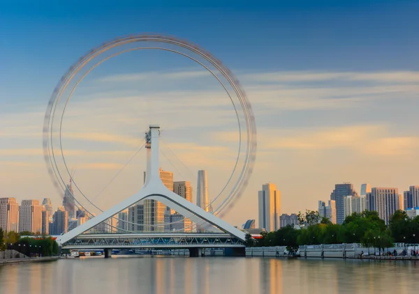 Tianjin dönme dolap, akşam saat uzun expu ile gözünde Tianjin