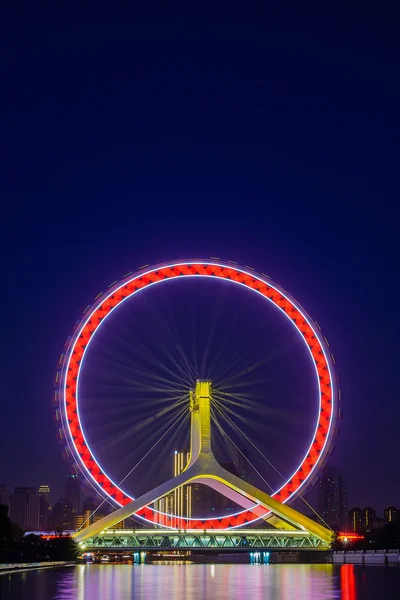 Escena nocturna del paisaje urbano de Tianjin ferris wheel, ojos de Tianjin con — Foto de Stock