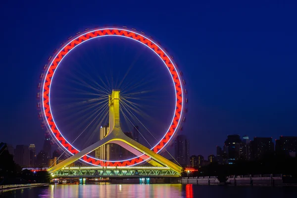 Escena nocturna del paisaje urbano de Tianjin ferris wheel, ojos de Tianjin con — Foto de Stock