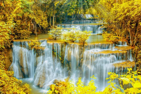 Prachtige waterval in herfst bos met ray licht. — Stockfoto