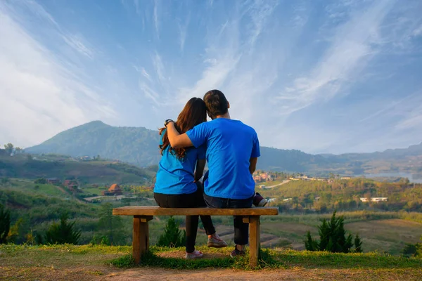 Oturma ve doğal arka plan ile sarılma romantik ve mutlu Asya genç Romantik Çift sahne; mutlu seyahat kavram, tatlı sevgilisi konsept.