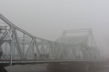 Tianjin city adlı Jiefang brige kışın seröz hava kirliliği ile Cityscape. Çin Kuzey büyük şehirlerde her zaman şiddetli hava kirliliği kışın zarar.