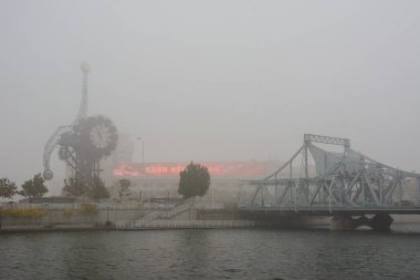 Cityscape Tianjin city Hai adlı onun nehir seröz hava kirliliği ile. Çin Kuzey büyük şehirlerde her zaman şiddetli hava kirliliği kışın zarar.