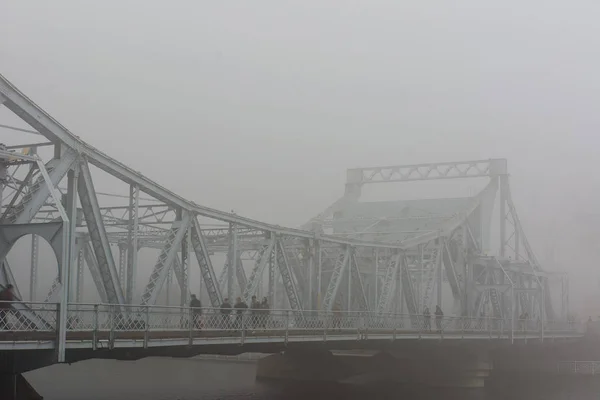 Tianjin city adlı Jiefang brige kışın seröz hava kirliliği ile Cityscape. Çin Kuzey büyük şehirlerde her zaman şiddetli hava kirliliği kışın zarar.