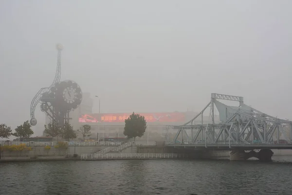 Cityscape Tianjin city Hai adlı onun nehir seröz hava kirliliği ile. Çin Kuzey büyük şehirlerde her zaman şiddetli hava kirliliği kışın zarar.