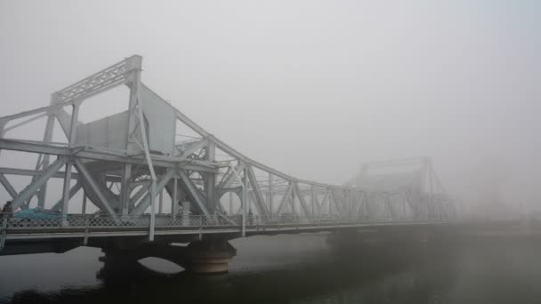 :Tianjin city bij Jiefang brug met sereuze luchtvervuiling. Elk jaar noordelijke grote steden in China altijd lijden onder ernstige luchtverontreiniging in de winter (time-lapse video). — Stockvideo