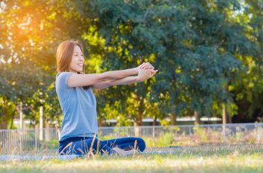 Yoga pratik, kolay poz oturan genç Asyalı gülümseyen kadın 
