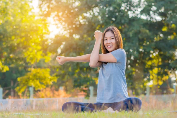 Yoga pratik, kolay poz oturan genç Asyalı gülümseyen kadın 