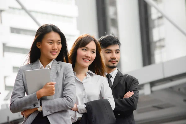 Feliz equipo de negocios fuera de Office . — Foto de Stock