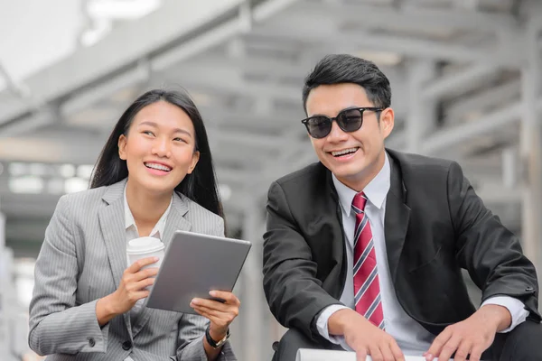 Oturma ve açık konuşmak iki mutlu iş adamları.