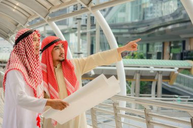 Consultanting şehir arka plan ile olan Arap iş adamları.