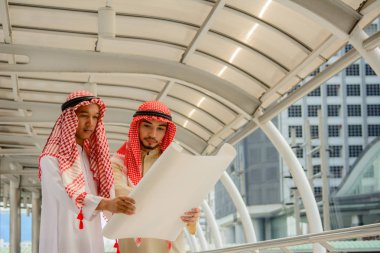 Consultanting şehir arka plan ile olan Arap iş adamları.
