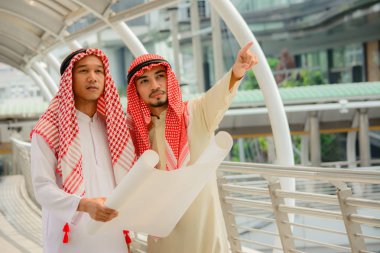 Consultanting şehir arka plan ile olan Arap iş adamları.