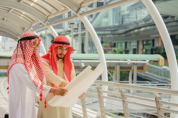 Consultanting şehir arka plan ile olan Arap iş adamları.
