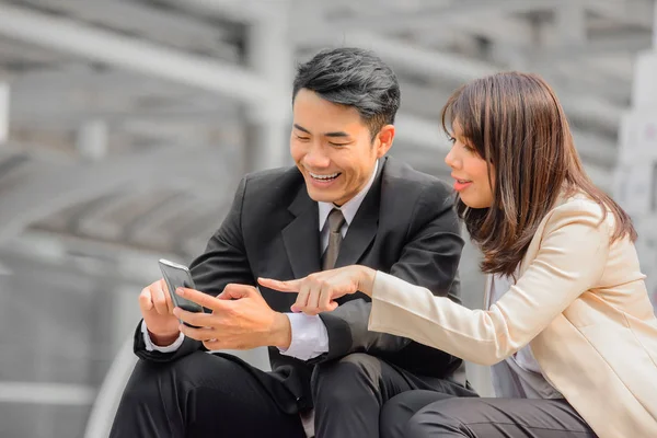 Gente de negocios feliz sentado y hablando de trabajo . — Foto de Stock