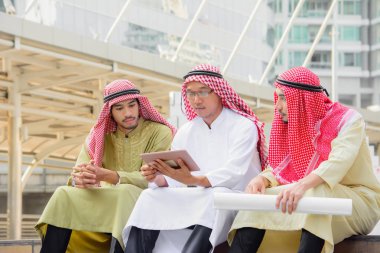 Arap iş adamları oturan ve tablet kullanarak consultanting.