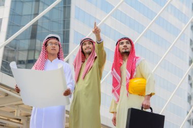Consultanting yeni proje hakkında sahip Arap iş adamları.