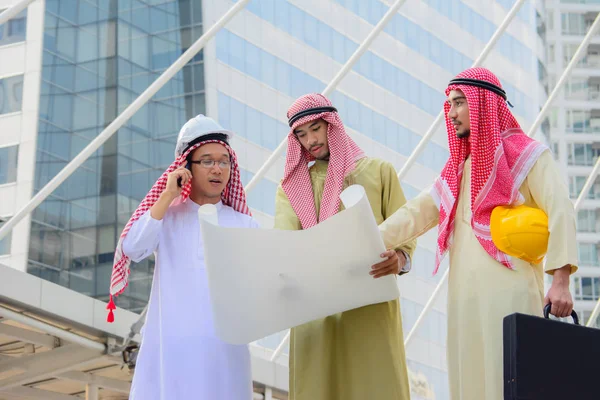Arabiska affärsmän att ha consultanting om nya projekt. — Stockfoto