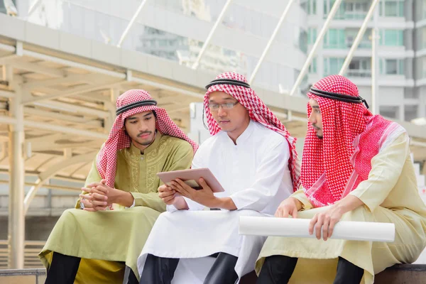 Arabiska affärsmän som sitter och consultanting med hjälp av surfplatta. — Stockfoto