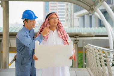 Arap işadamı ve toplantı açık danışmanlık mühendisi.