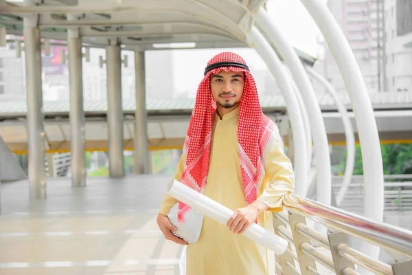 Glad vacker arab affärsman står utomhus. — Stockfoto