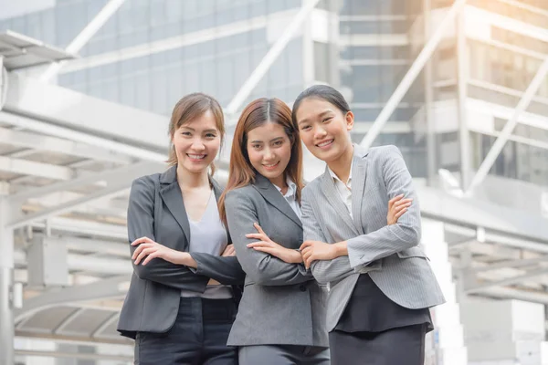 Mutlu şehir arka plan ile dış Office iş kadınları takım.