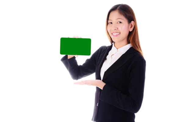 Feliz asiático mujer de negocios sonriendo y sosteniendo bandera verde sobre fondo blanco . — Foto de Stock