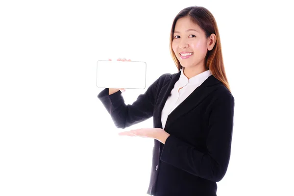 Gülümseyen ve beyaz arka plan üzerinde afiş tutarak mutlu Asya iş kadını. — Stok fotoğraf