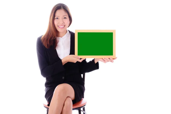 Feliz asiático mujer de negocios sentado y sosteniendo bandera verde sobre fondo blanco . — Foto de Stock