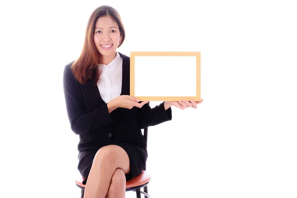 Feliz asiático negocios mujer sentado y holding banner en blanco fondo . — Foto de Stock