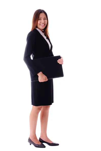 Sonriente atractiva mujer de negocios asiática sosteniendo cuaderno sobre fondo blanco . — Foto de Stock