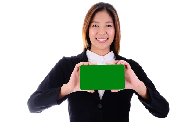 Feliz asiático mujer de negocios sonriendo y sosteniendo bandera verde sobre fondo blanco . — Foto de Stock