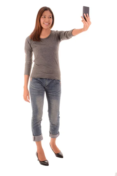 Ayakta ve selfie fotoğraf smartph tarafından yapma rahat gülümseyen kadın