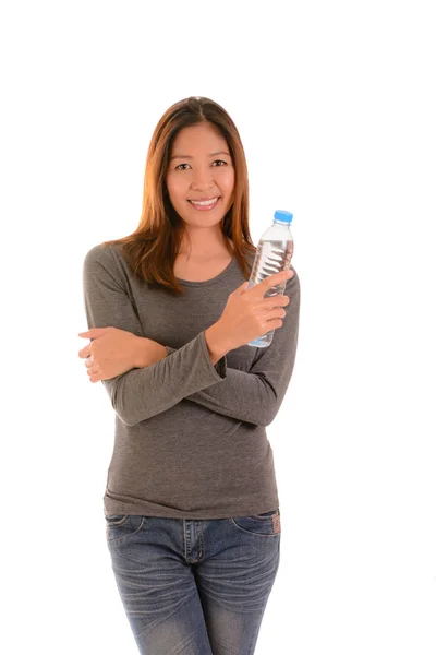 Smling mujer casual cruzando los brazos y sosteniendo una botella de agua — Foto de Stock