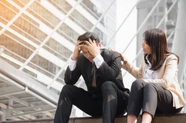 Sorun ve kız arkadaşı teselli stresli iş adamı vardır.
