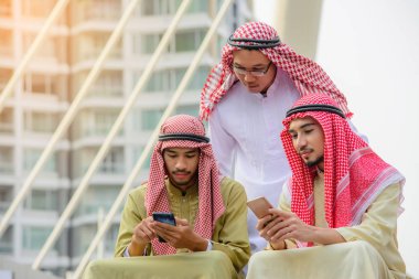 Arap işadamları istişare smartphone kullanarak, gerek.