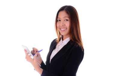 Gülümseyen işkadını tablet beyaz arka plan üzerinde kullanma.