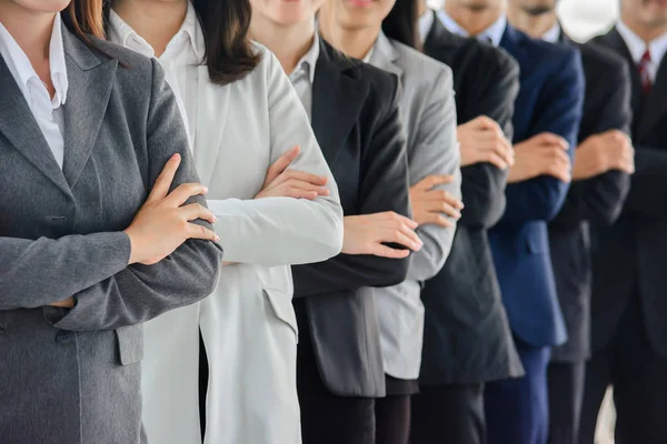 Mujeres de negocios y hombres de negocios equipo con brazos cruzados al aire libre.Bu — Foto de Stock