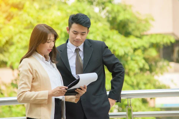 Jefe y secretario teniendo consulta al aire libre . — Foto de Stock