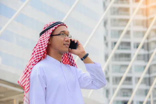 Glad vacker arab affärsman ringa ett telefonsamtal utomhus . — Stockfoto