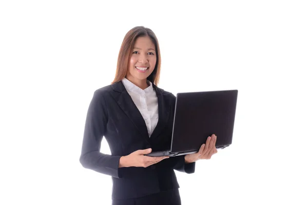 Mujer de negocios atractiva sonriente sosteniendo un cuaderno en la espalda blanca — Foto de Stock