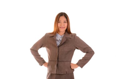 Kahverengi elbiseli mutlu iş kadını gülümseyen ve beyaz arka plan üzerinde akimbo silah olduğunu.