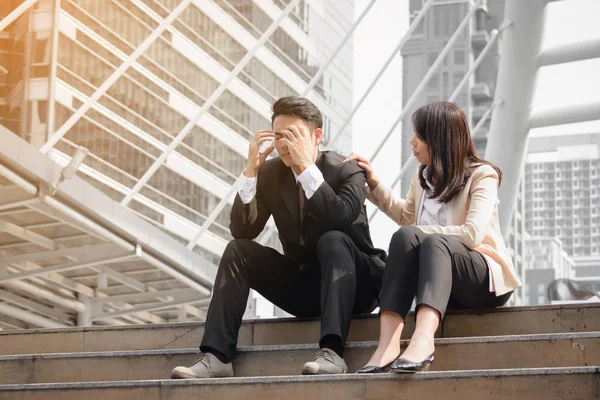 Empresario estresado tiene problema y novia consolando con fondo de la ciudad . — Foto de Stock