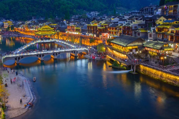 Fenghuang antigua ciudad en el crepúsculo, famosa atracción turística en la provincia de Hunan China . — Foto de Stock