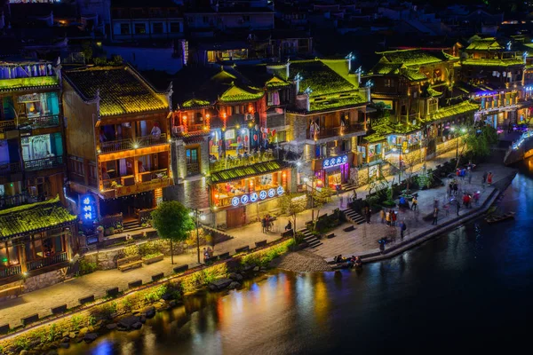 Fenghuang antigua ciudad en el crepúsculo, famosa atracción turística en la provincia de Hunan China . — Foto de Stock