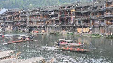 Gündüz, ünlü turistik Hunan eyaleti Çin'Fenghuang antik kenti, küçük tekne turist vardır.
